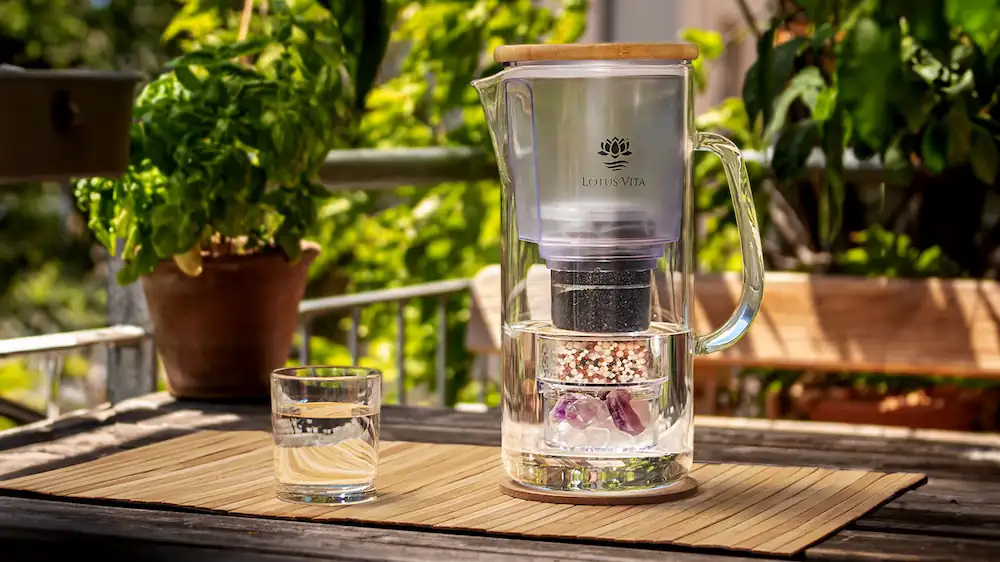Lotus-Vita-Enya-Glaskanne-Wasserfilter-Bambusdeckel-c